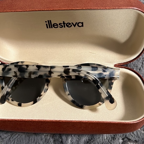 Barely used as you can see still on the case - Picture 2 of 4